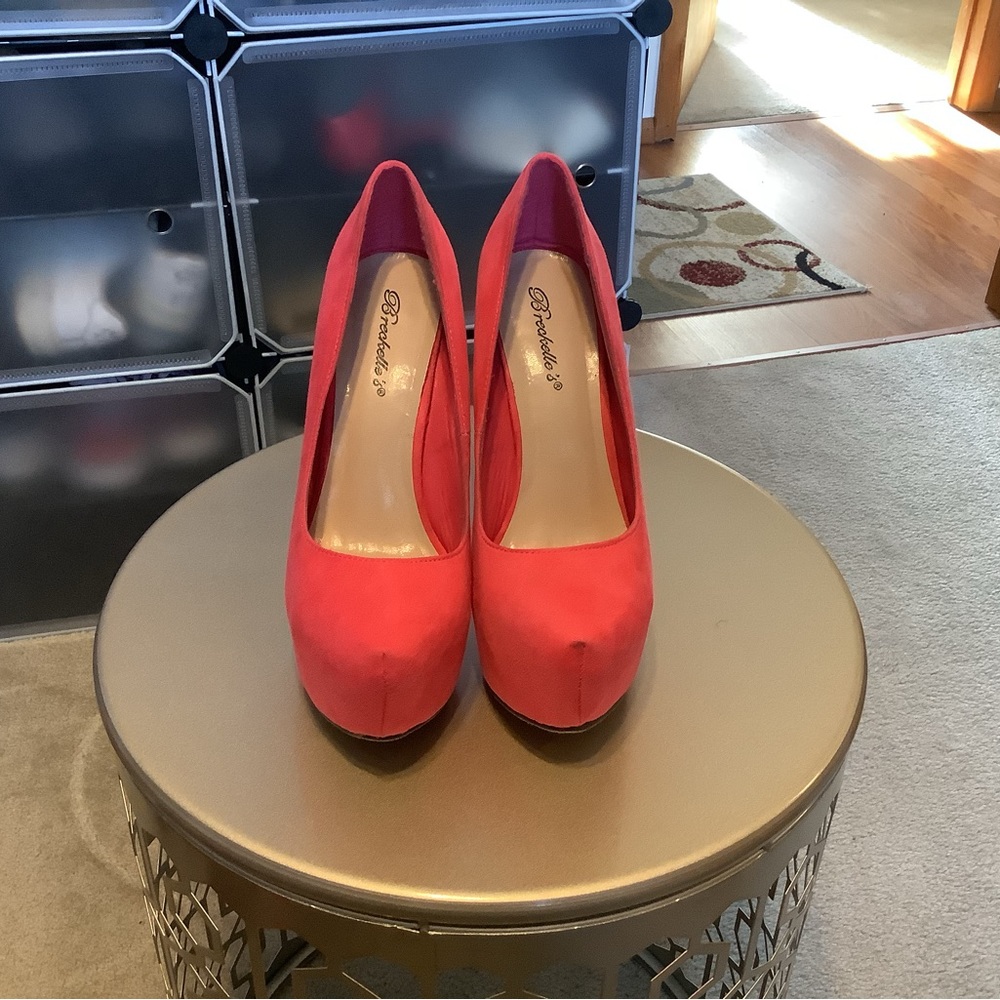 Beautiful hot pink pumps